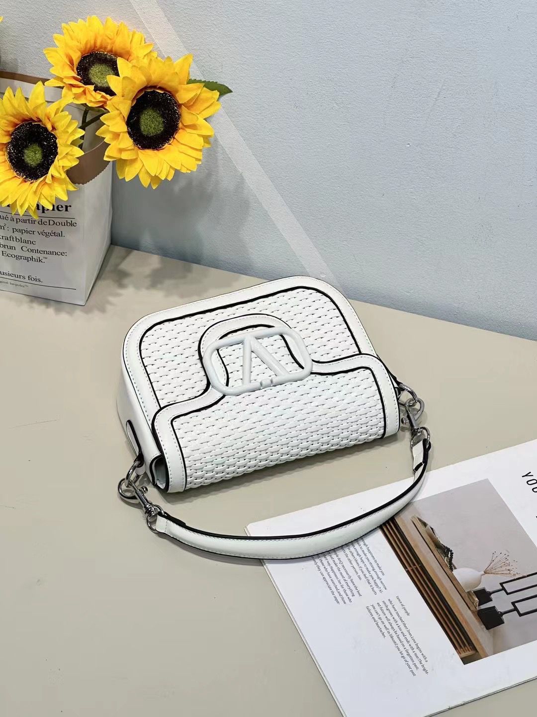 BINFENXIE 2025 popular  new woven mini handbag flip retro fashion versatile single shoulder messenger women's bag small square bag